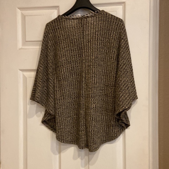 Romeo and Juliet Couture, women’s gold and black batwing blouse size medium - Picture 6 of 6